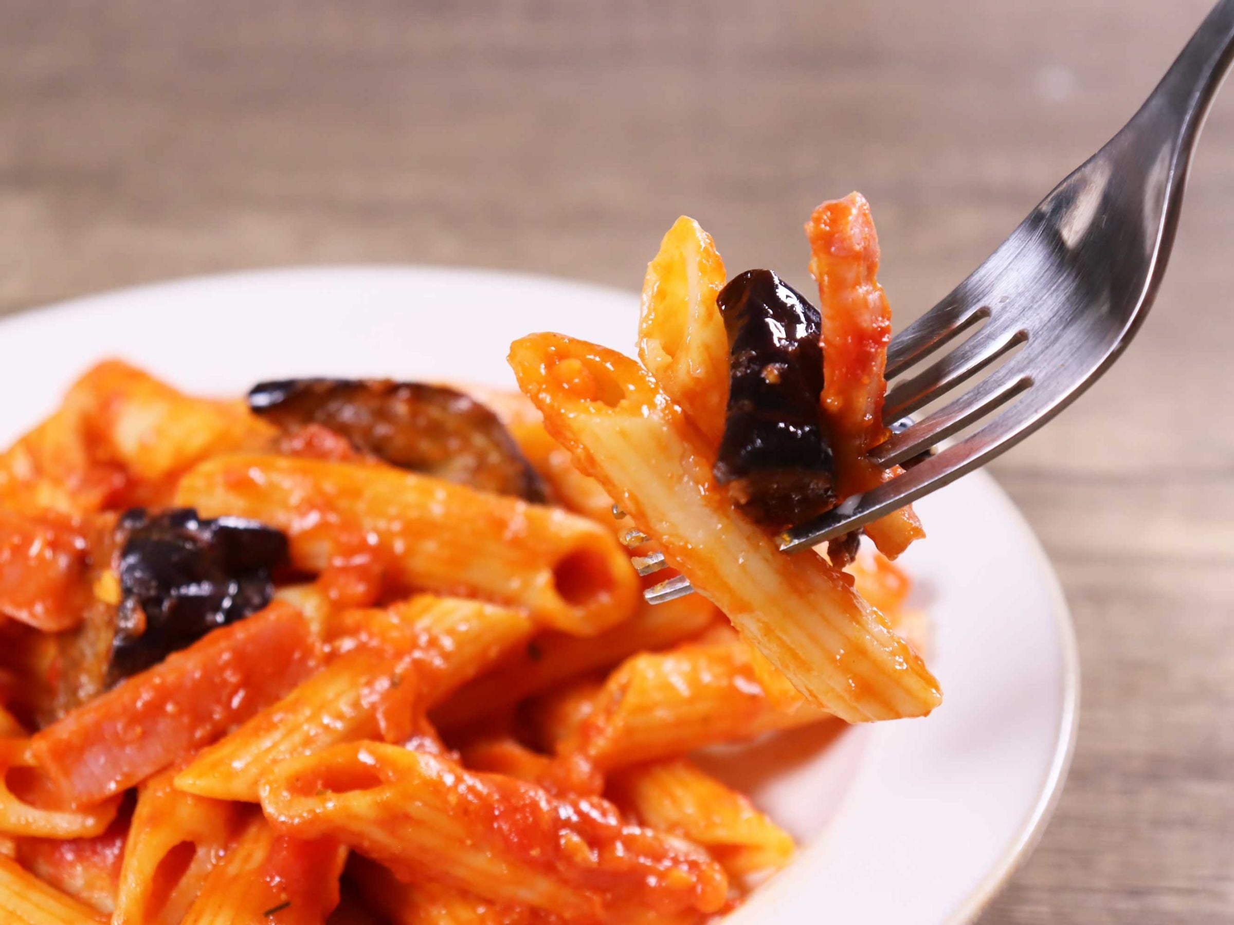 乱切りナスとベーコンのペンネアラビアータイメージ