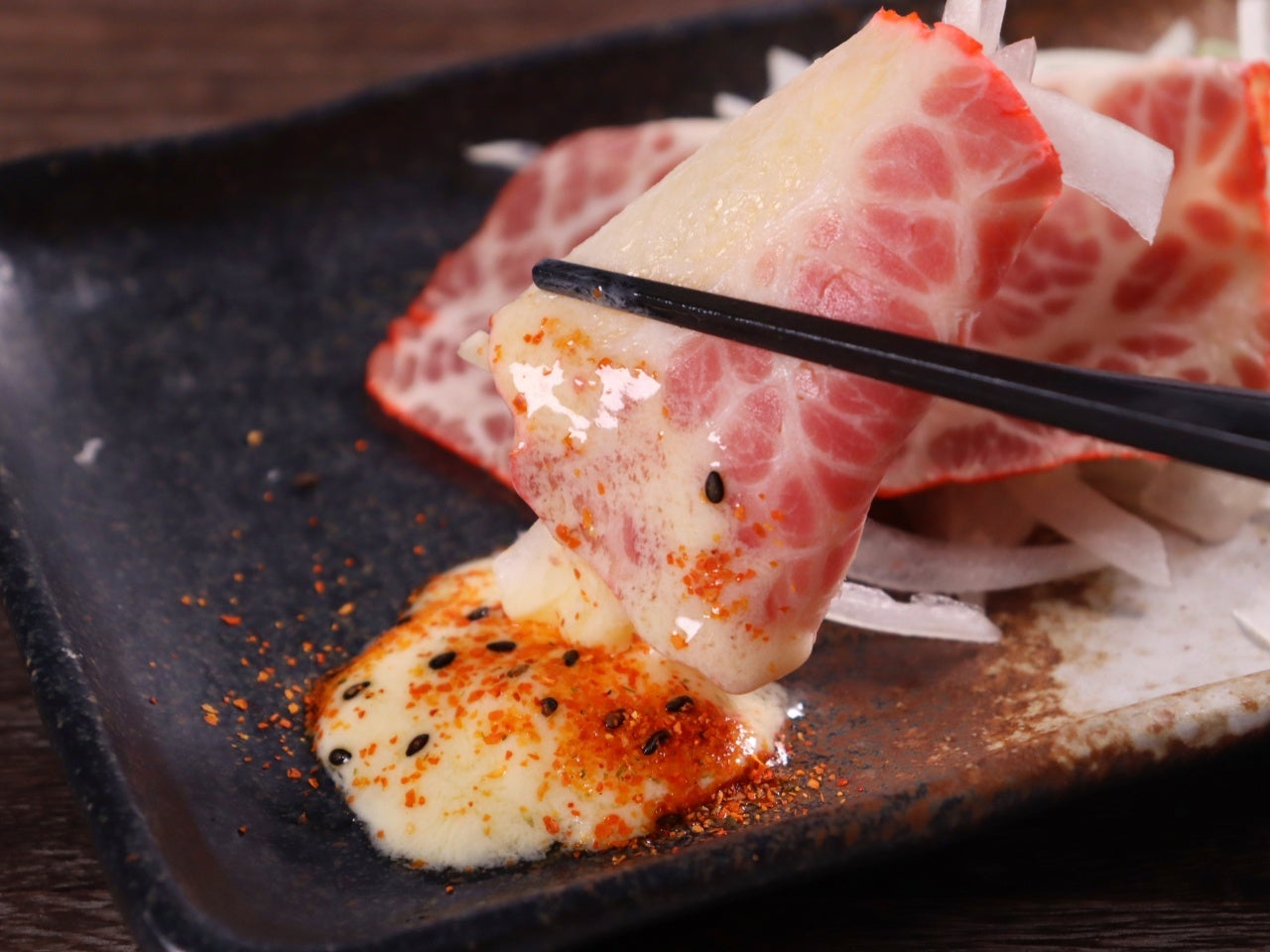 さらし玉ねぎやカイワレなどと一緒に