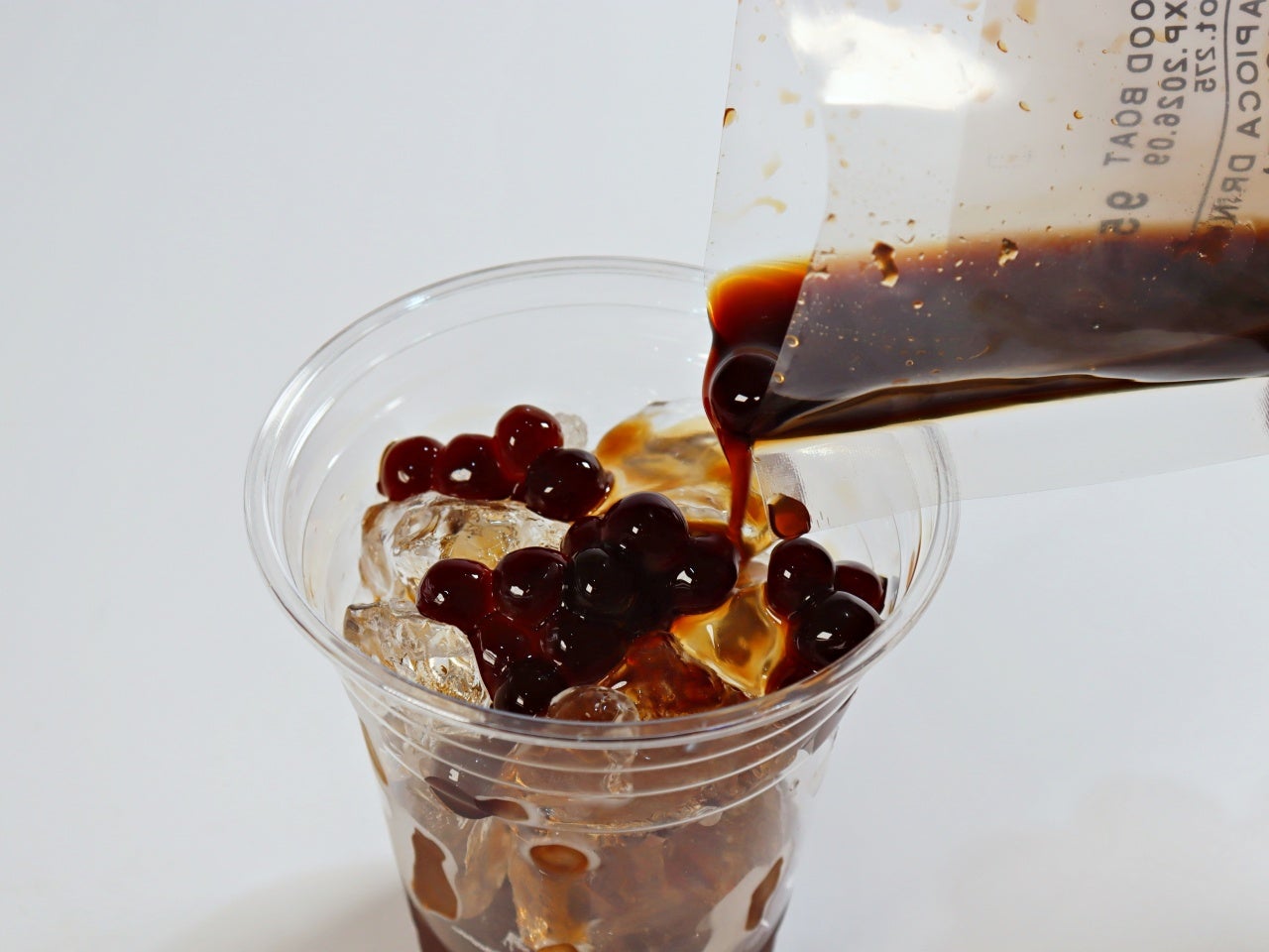 氷を入れたカップ