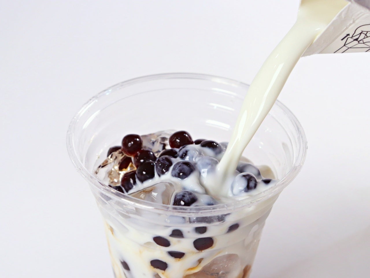 牛乳を注いで完成