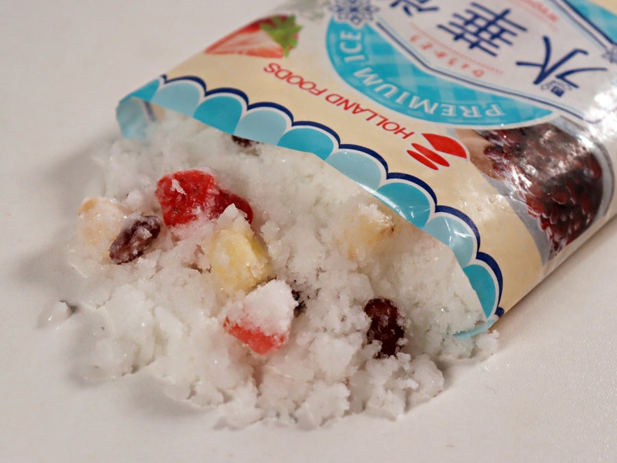 鹿児島発祥のかき氷「しろくま」を袋詰めしました。