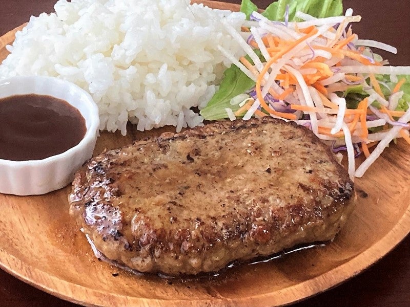 やわらかく、溢れる肉汁が魅力的なハンバーグ