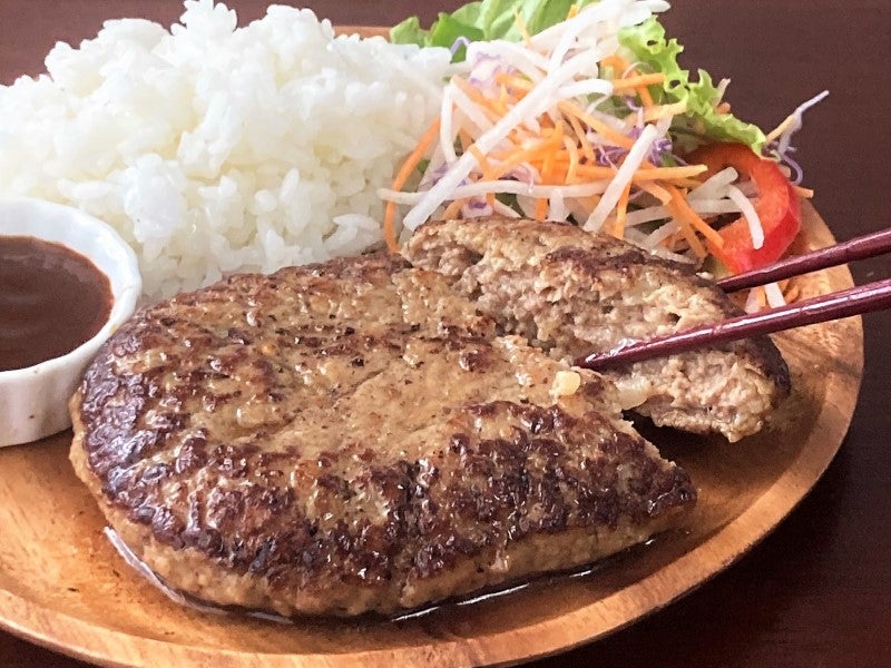やわらかく、溢れる肉汁が魅力的なハンバーグ