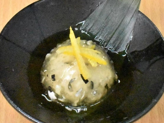 ふく皮と白子を使用し、透き通る葛皮で仕上げた蒸し物