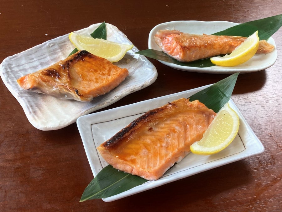 適宜カットしての提供も。ハラスの味わいも場所によっていろいろ！