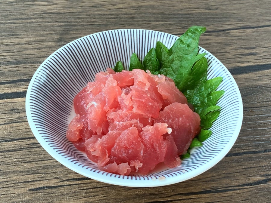 すぐ解凍できてすぐに使える少量パックのまぐろすきみ。
