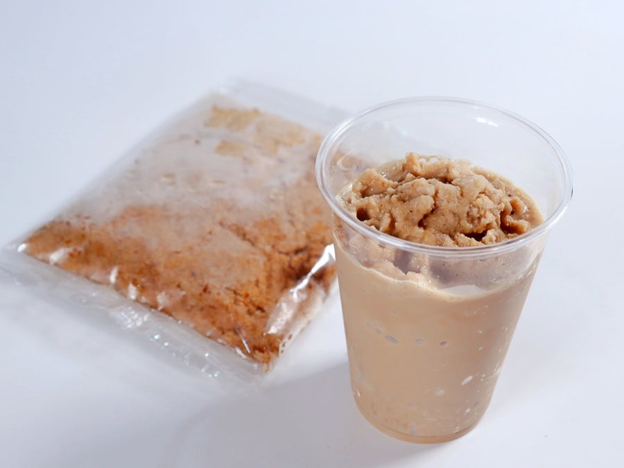 ミルクを加えて混ぜるだけ!ミキサーいらずでフローズンドリンクが作れる「フラペの素」です。