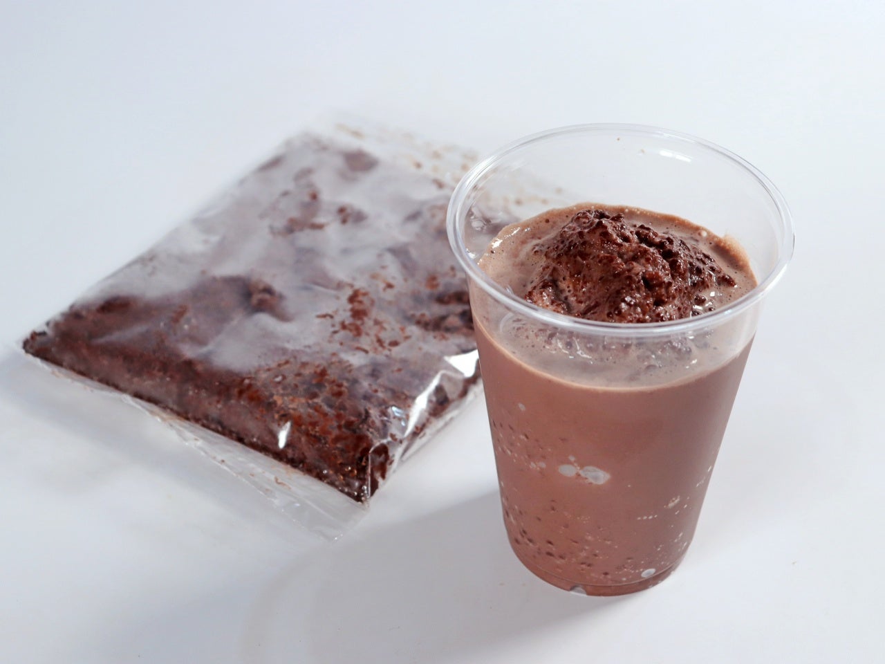 ミルクを加えて混ぜるだけ!ミキサーいらずでフローズンドリンクが作れる「フラペの素」です。