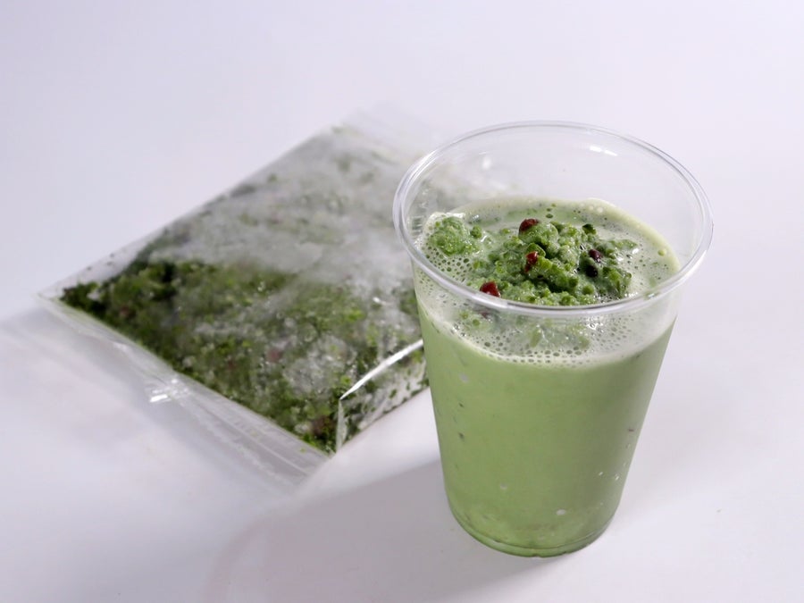 ミルクを加えて混ぜるだけ!ミキサーいらずでフローズンドリンクが作れる「フラペの素」です。