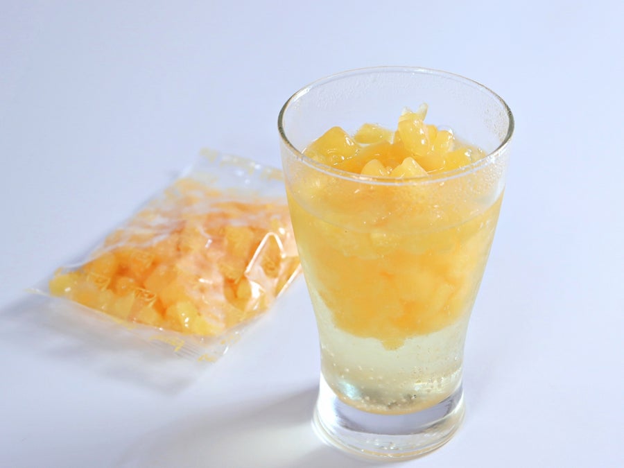 炭酸飲料やアルコールドリンクに溶かしながら楽しむ、味付きチップアイス