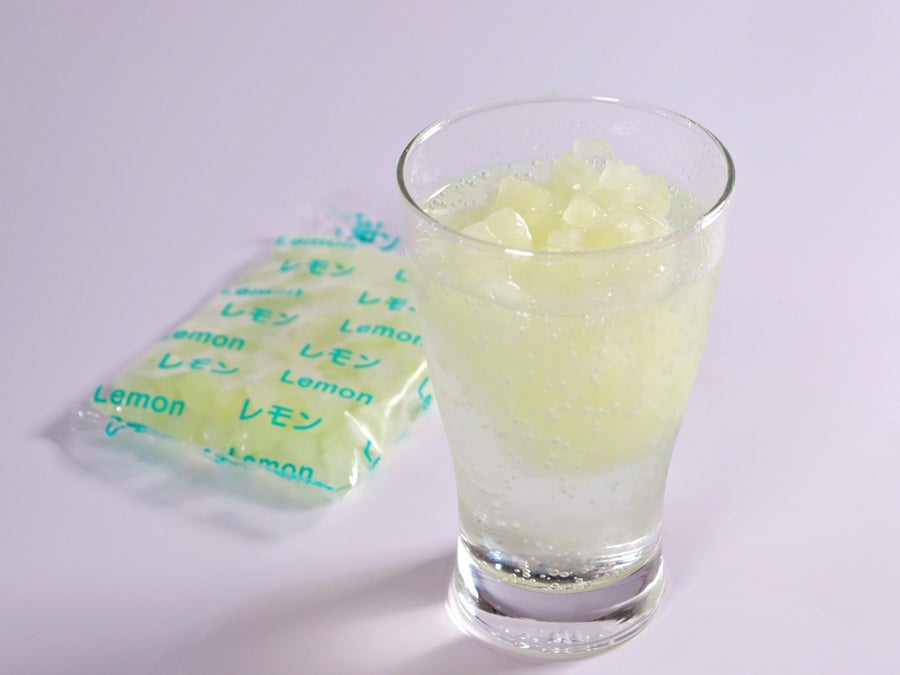 炭酸飲料やアルコールドリンクに溶かしながら楽しむ、味付きチップアイス