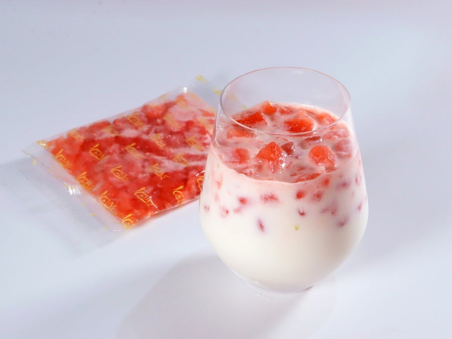 ミルクに溶かしながら楽しむ、味付きチップアイス