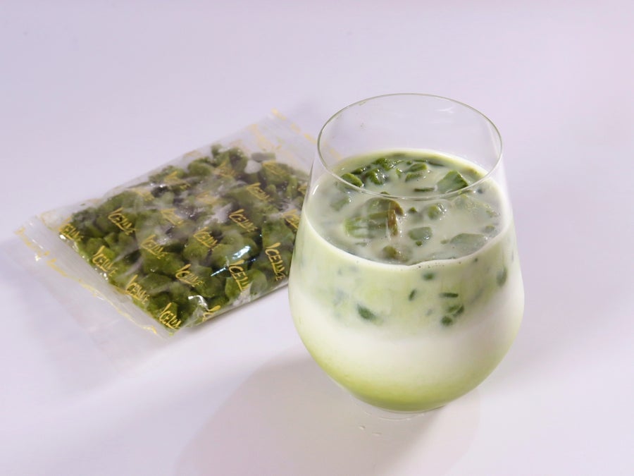 ミルクに溶かしながら楽しむ、味付きチップアイス