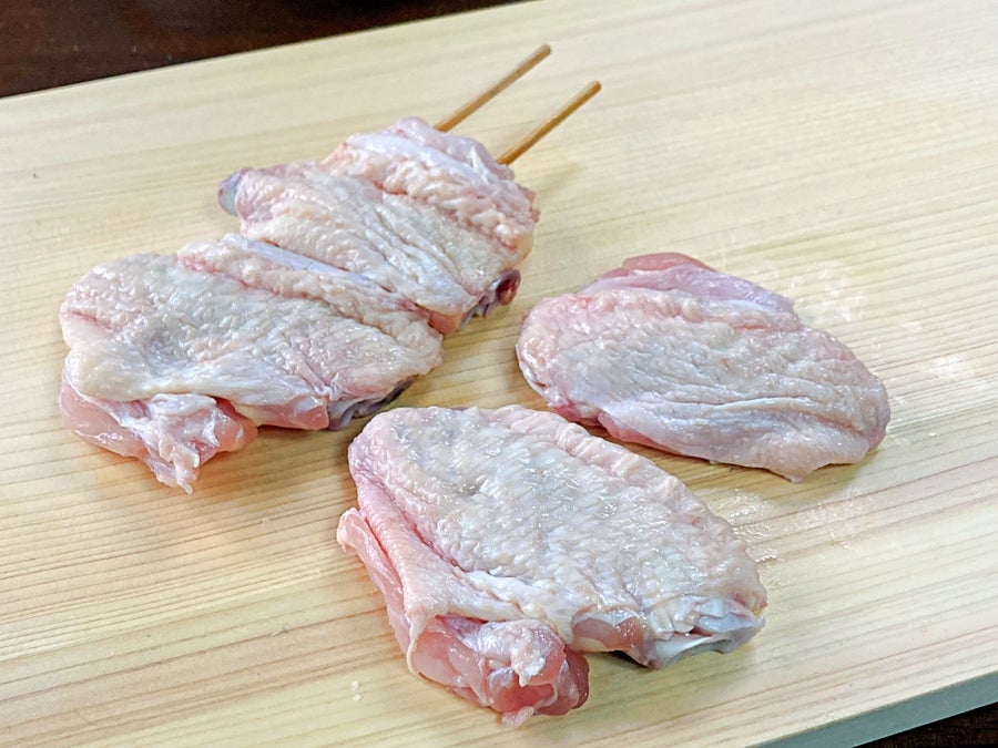 おおきめの国産鶏手羽を2個刺ししました。