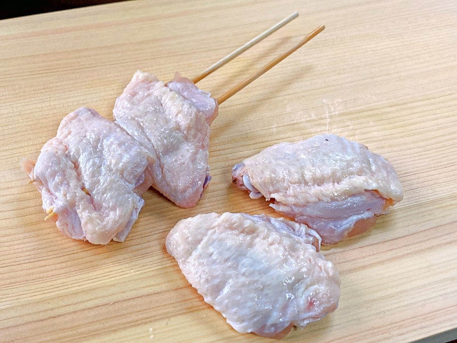 タイ産鶏肉の手羽を2個刺ししました。