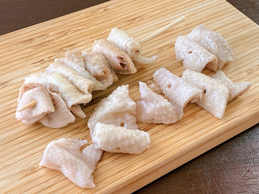 パリッとした焼き上がりとむちっとした食感のバランスがいい、国産鶏皮串。1本約30g×40本入・15cm串