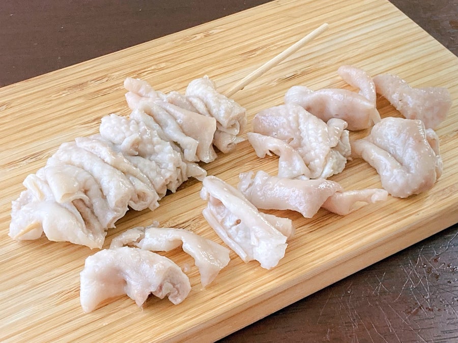 カリッと香ばしく焼きあがる鶏むねの皮串。1本約40g×20本入・18cm串