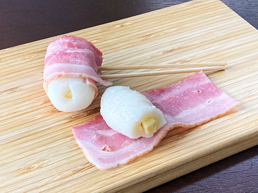 ひとくちで食べられるほどよい大きさの、1貫刺しもちベーコンチーズ串
