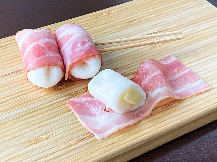 しっかり堪能できる2貫で約50gのもちベーコンチーズ串