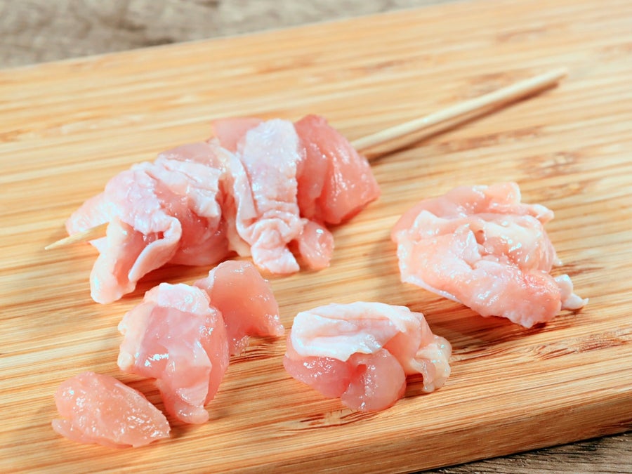 大山どり(だいせんどり)は鳥取県の大山山麓の豊かな自然の中で育てられた銘柄鶏です。