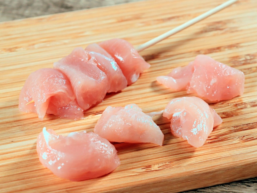 大山どり(だいせんどり)は鳥取県の大山山麓の豊かな自然の中で育てられた銘柄鶏です。