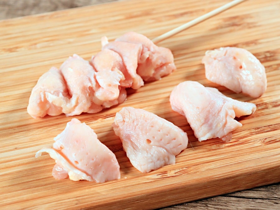 大山どり(だいせんどり)は鳥取県の大山山麓の豊かな自然の中で育てられた銘柄鶏です。