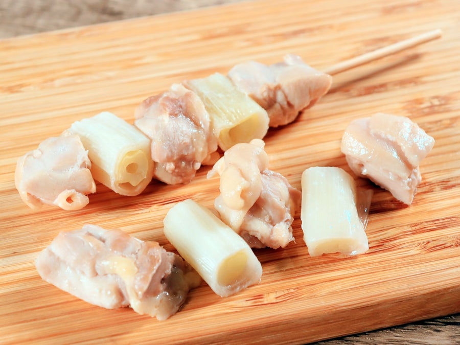 中国産鶏もも・1本約30g×50本入・15cm串・スチーム加熱済み