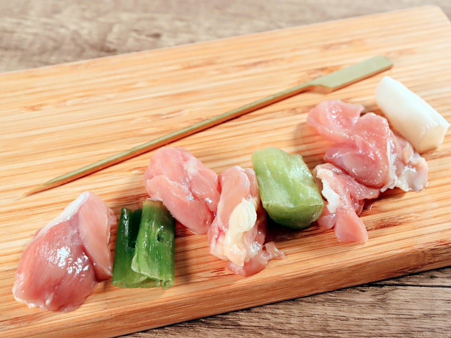 大山どり（だいせんどり）は鳥取県の大山山麓の豊かな自然の中で育てられた銘柄鶏です。