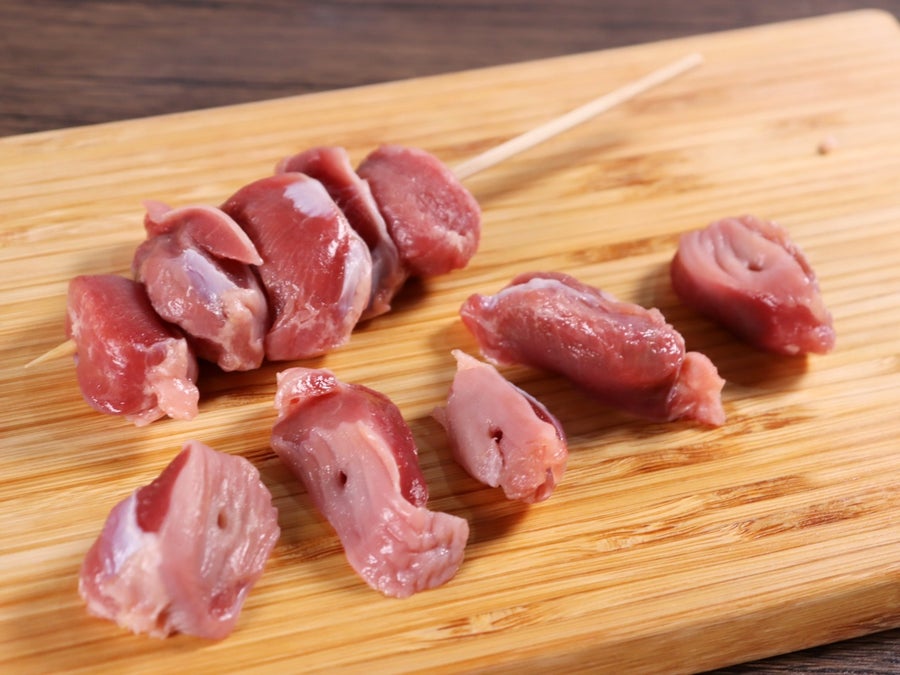 大山どり（だいせんどり）は鳥取県の大山山麓の豊かな自然の中で育てられた銘柄鶏です。