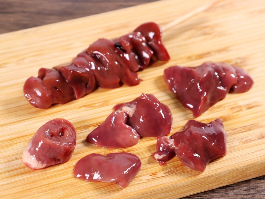 大山どり(だいせんどり)は鳥取県の大山山麓の豊かな自然の中で育てられた銘柄鶏です。