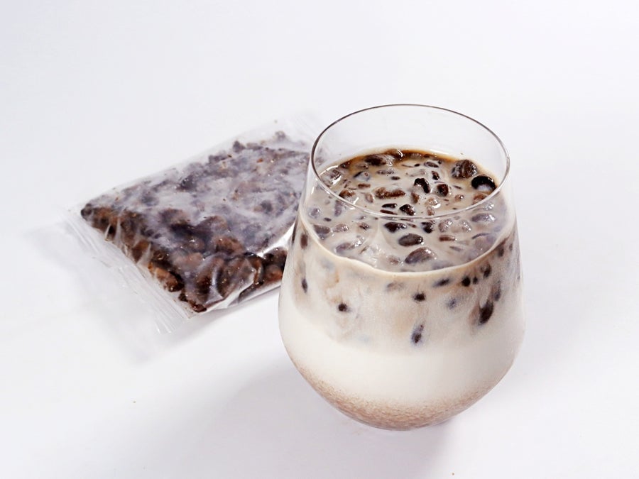 ミルクに溶かしながら楽しむ、味付きチップアイス