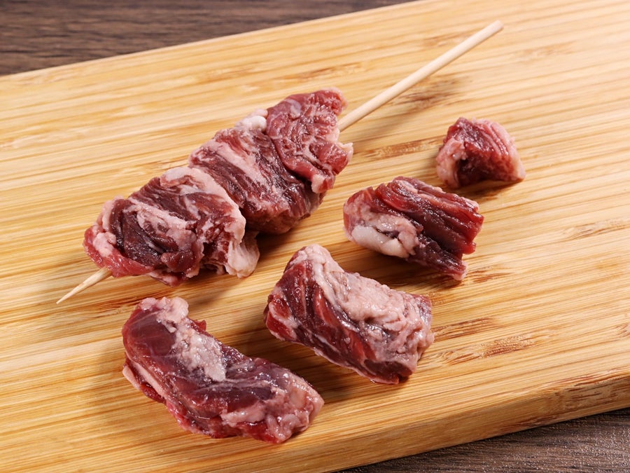 焼肉で人気の部位。串で食べる牛ハラミ焼肉。