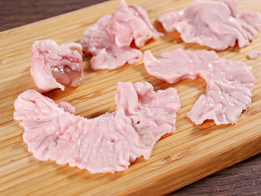 「キクアブラ」とは、豚の小腸の周りに付いている脂のことです。