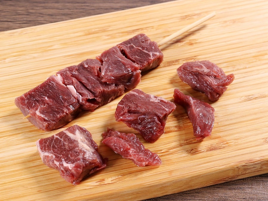 焼肉で人気の部位。串で食べる牛ハラミ焼肉。