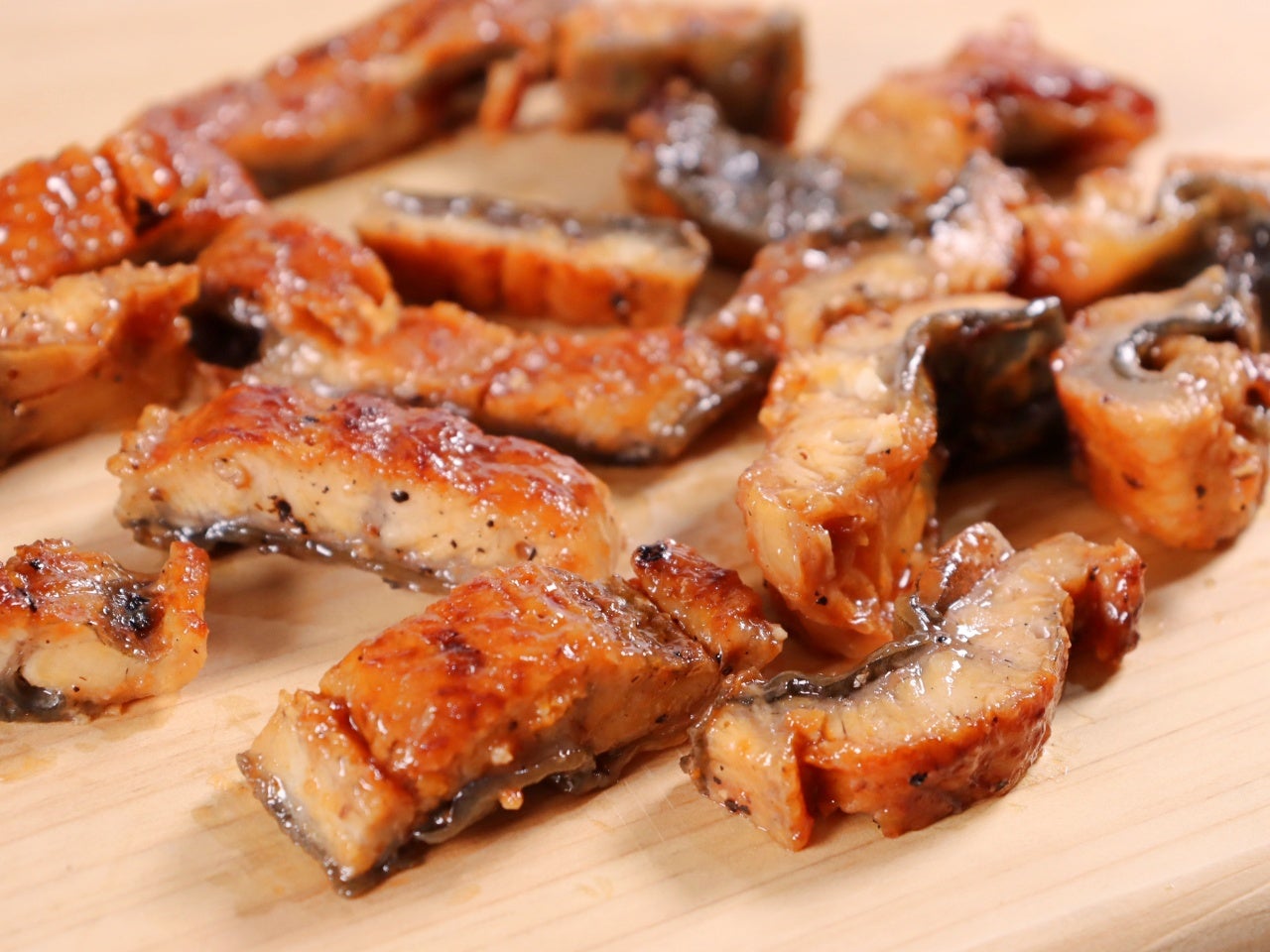 厚みのある太切りのうなぎ蒲焼がたっぷり