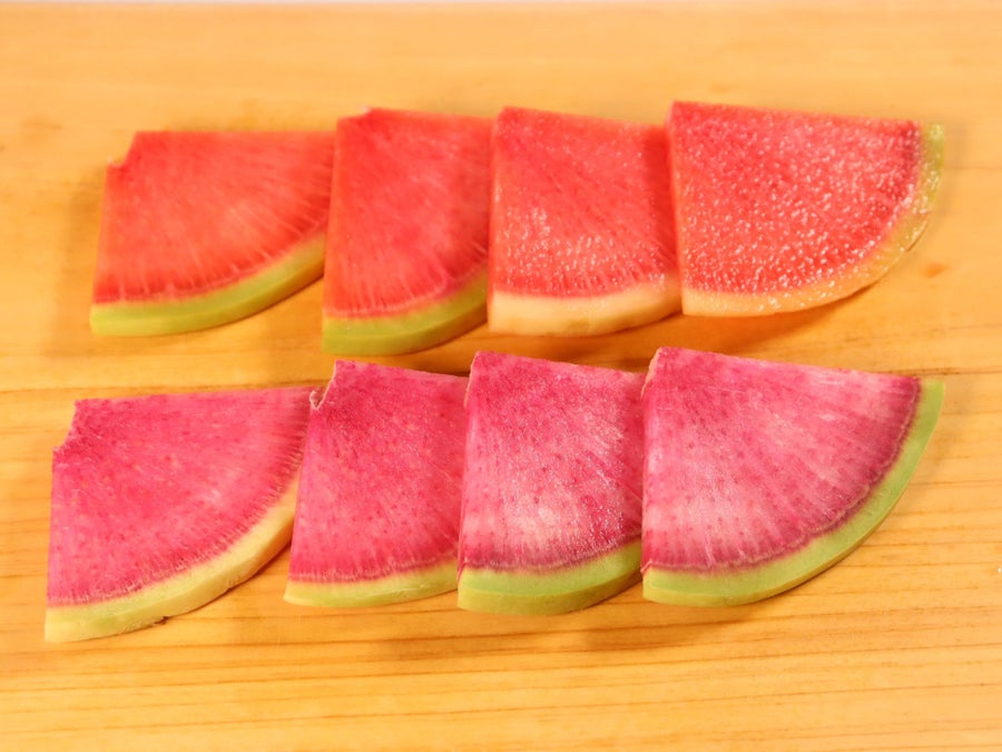 酢につけると色味が変化します