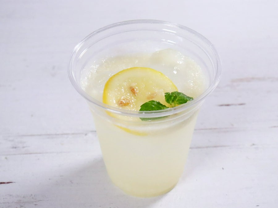 あらごしレモンのフレッシュな果実感!レモンピールの苦みが効いています。