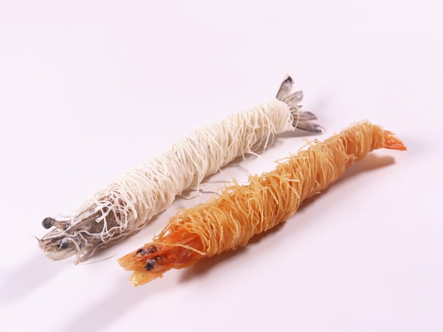 「エンジェルヘア（天使の髪）」とも呼ばれるカダイフを巻いた美しいえびフライ