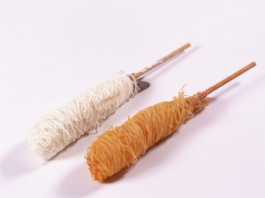 「エンジェルヘア（天使の髪）」とも呼ばれるカダイフを巻いた美しい串フライ