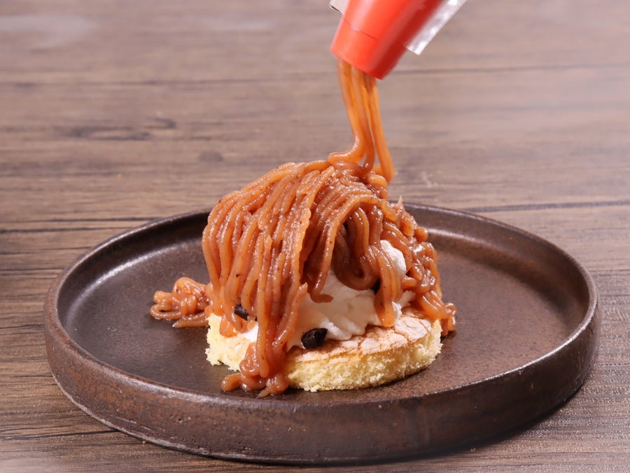 7つ穴の絞り口で、モンブラン状に絞り出せる栗ペースト