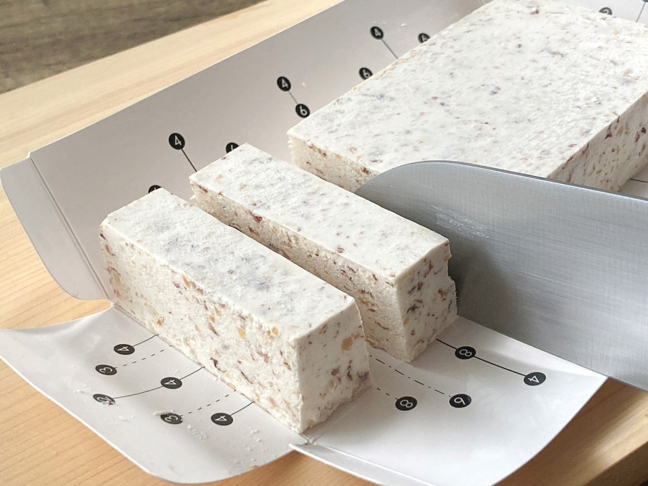 冷凍のまま切り出してください