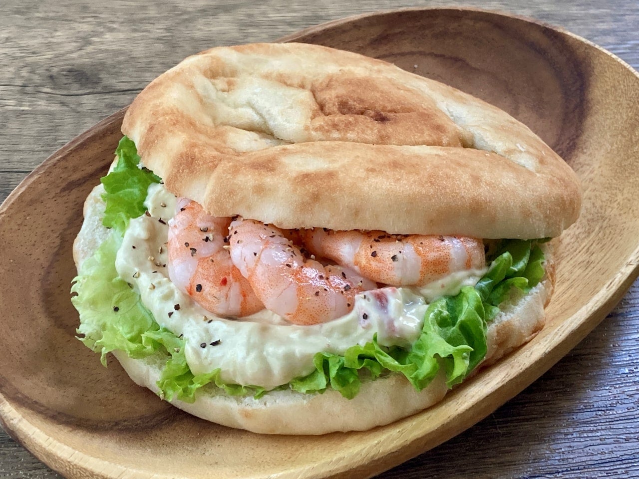 えびとアボカドのフォカッチャサンド