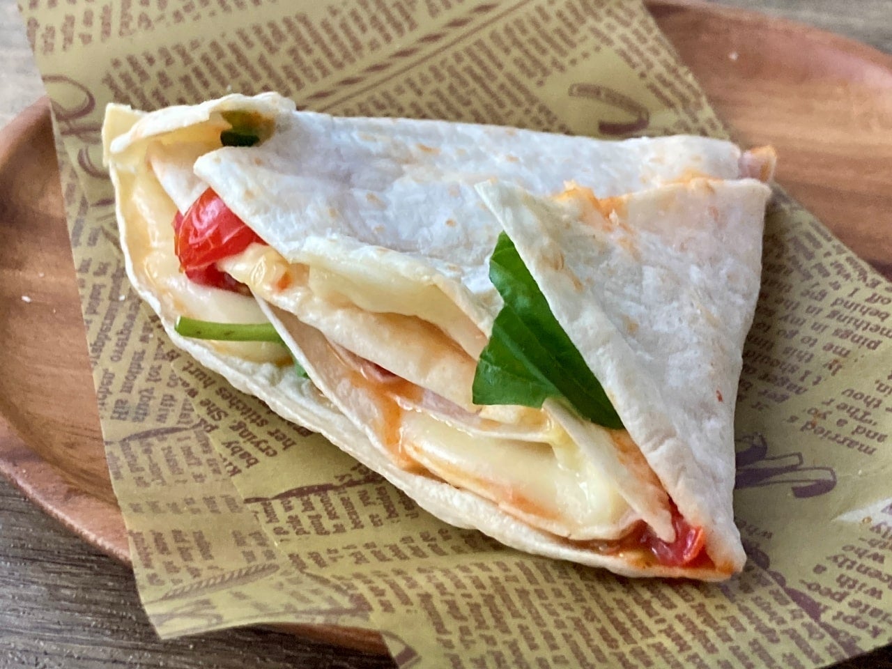 折りピザ（マルゲリータトルティーヤ）