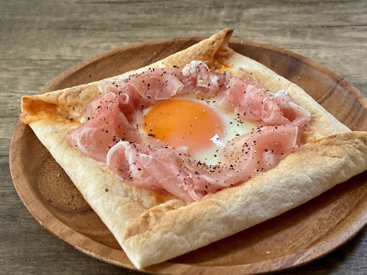 生ハムのビスマルク風トルティーヤピザ