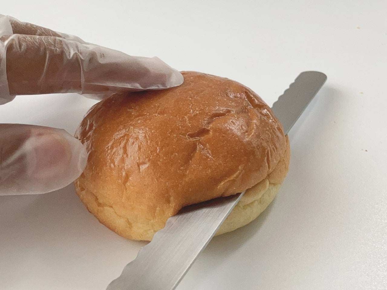 つぶさないようにカット