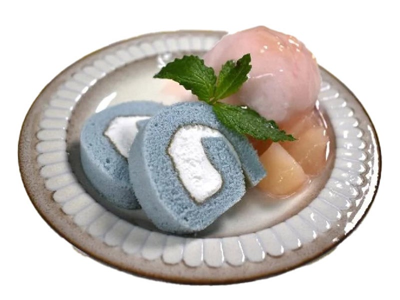 桃のアイスやソースを添えて