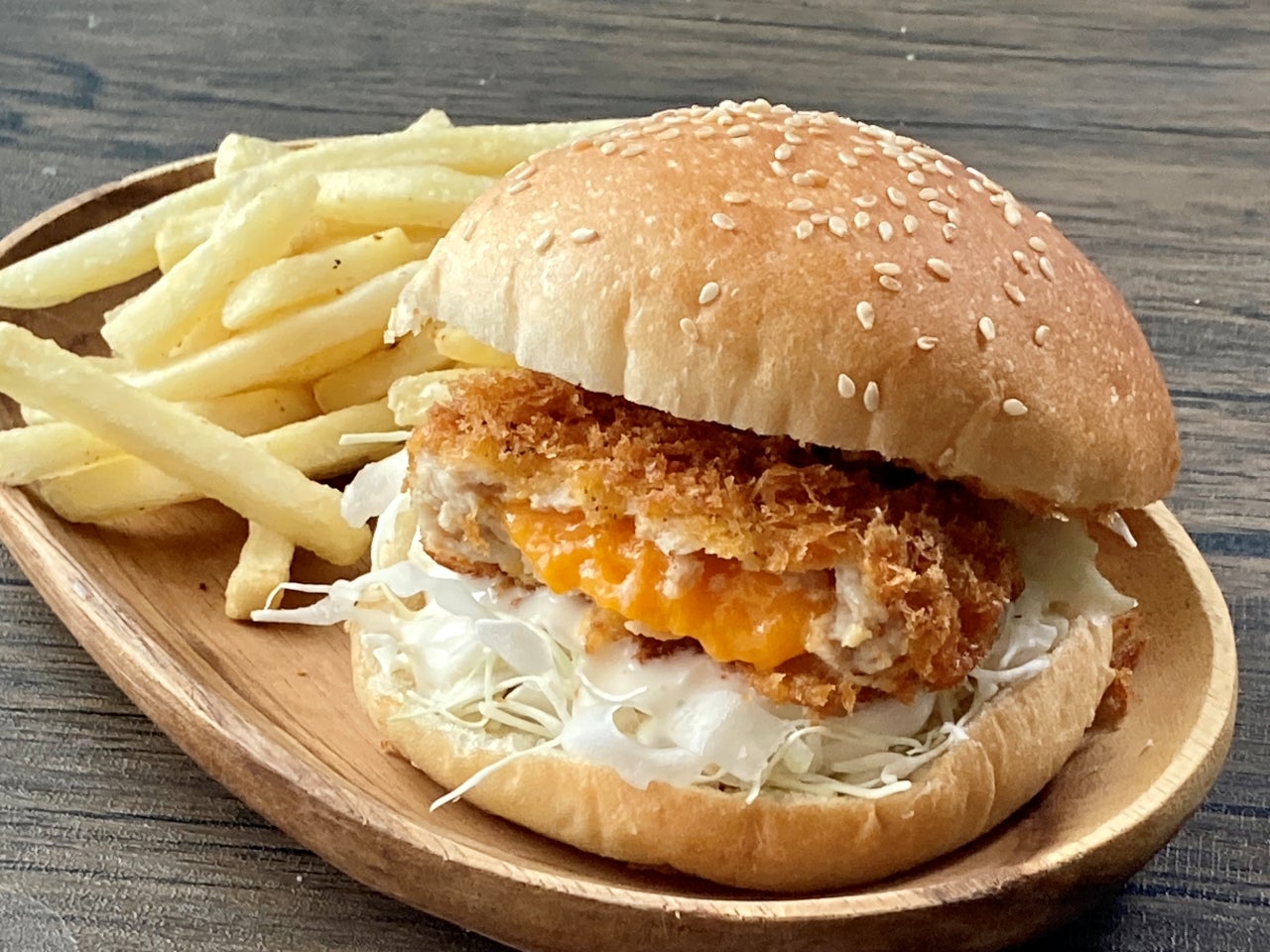 月見メンチカツバーガー