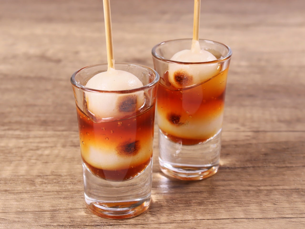 タレを楽しむみたらし団子