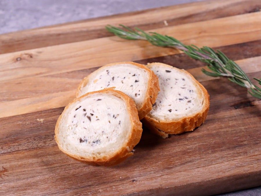 アンチョビとオリーブ入りのチーズをバゲットに「詰めた」洋風おつまみ