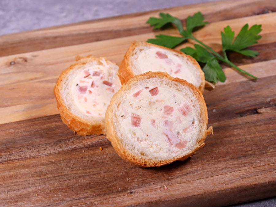 ベーコンとオニオン入りのチーズをバゲットに「詰めた」洋風おつまみ